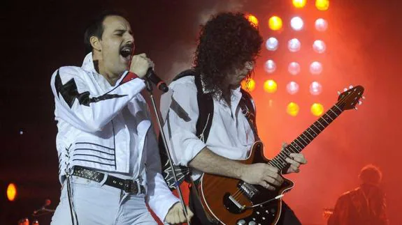 Los argentinos, ataviados como Freddie Mercury y Brian May. 