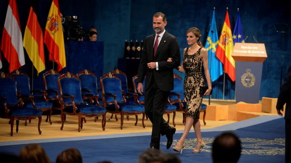 El Rey Felipe y la Reina Letizia, durante la ceremonia de entrega de los Princesa de Asturias.
