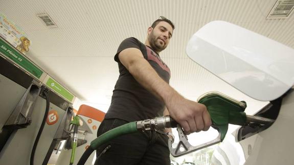 Un hombre reposta gasolina en una estación de servicio vasca.