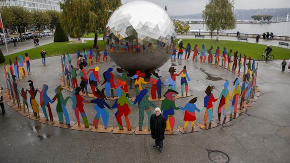 Cristóbal Gabarrón posa junto a 'Universo de luz, su obra expuesta en Ginebra.