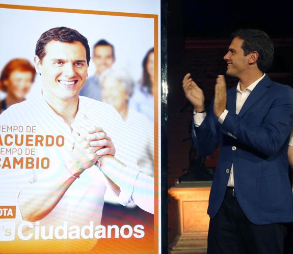 Albert Rivera observa un cartel de campaña para el 26J.