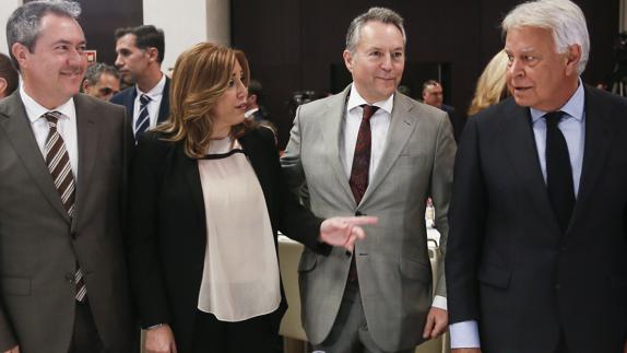 Susana Díaz, junto a Felipe González. 