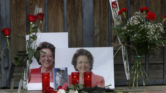 Flores y velas depositadas por los vecinos en el Ayuntamiento de Valencia.