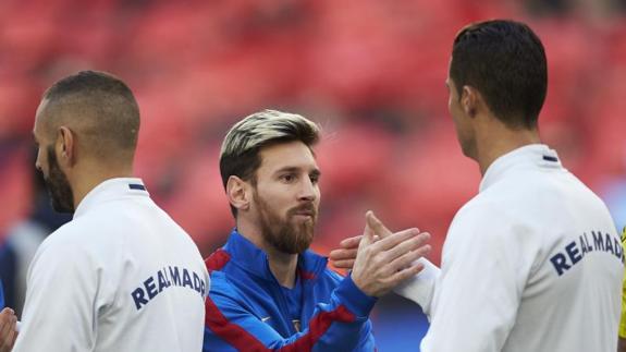 Leo Messi saluda a Cristiano en presencia de Benzema. 