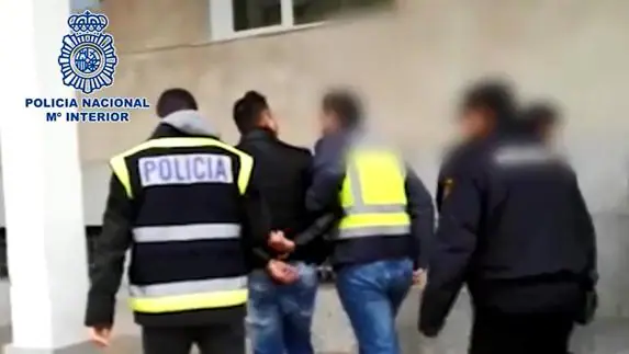 Imagen de los agentes con el arrestado. 