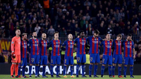 Los jugadores del Barcelona guardan un minuto de silencio por la tragedia. 