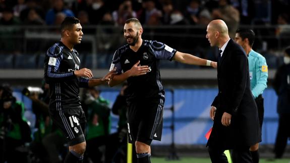 Casemiro se acerca a recibir instrucciones tras el gol de Benzema. 