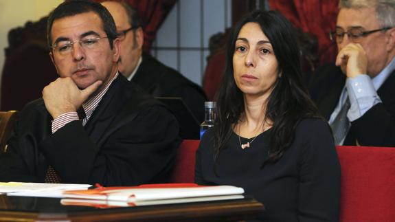 Raquel Gago (dcha.), junto a su abogado (izq.).