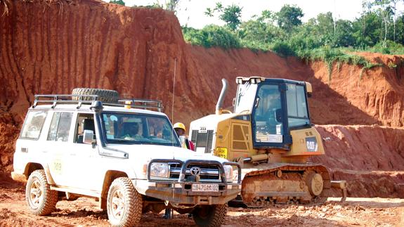 Vehículos de trabajo en una mina de la RD Congo.