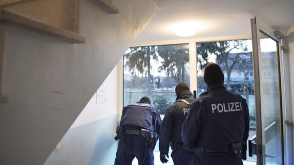 Policías alemanes registran una vivienda en Kassel.