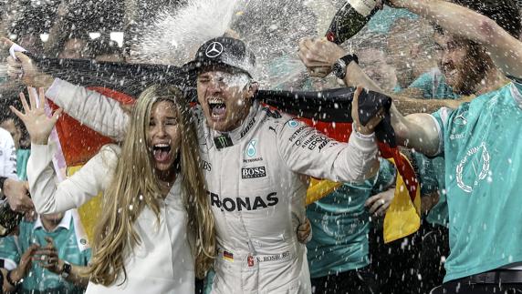 Nico Rosberg celebra con su mujer la consecución del título. 