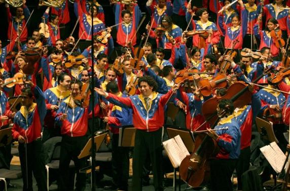 Dudamel, con la Joven Orquesta Simón Bolívar, tras un concierto en Bremen.
