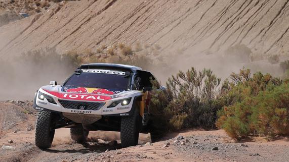 Carlos Sainz conduce el Peugeot 3008 DKR.