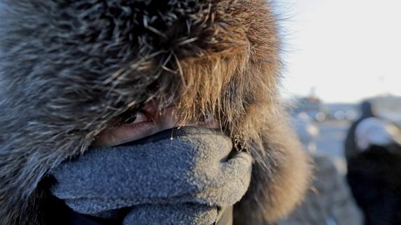 Una mujer se protege del frío en San Petersburgo, Rusia.