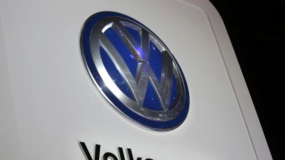 Logotipo de Volkswagen en el salón del automóvil de Detroit.