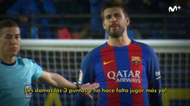 Piqué se dirige al árbitro del Villarreal-Barcelona. 
