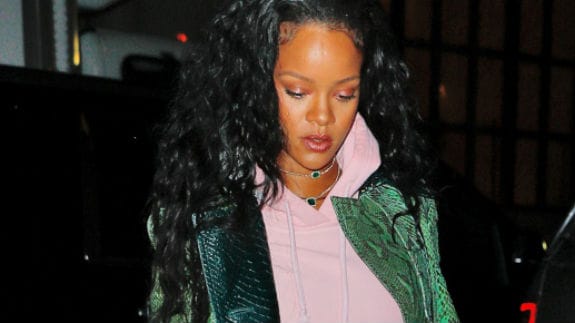 Rihanna, con su arriesgado 'look'. 