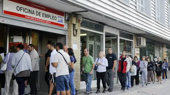 Cola en una oficina de empleo.