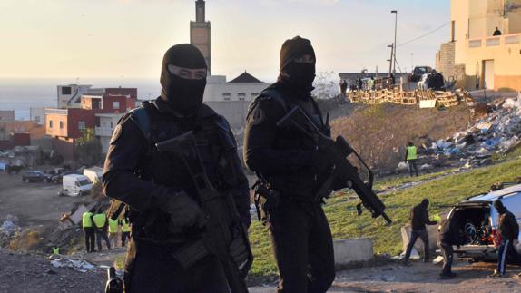 La Policía registra la zona donde fueron detenidos los yihadistas en Ceuta.