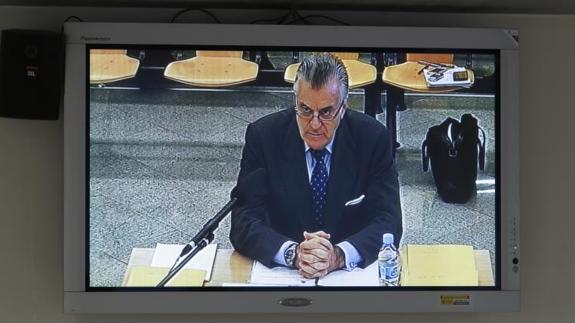 Monitor con la imagen de Luis Bárcenas declarando en la Audiencia Nacional.