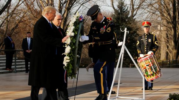 Donald Trump y Mike Pence realizan la ofrenda al soldado desconocido.