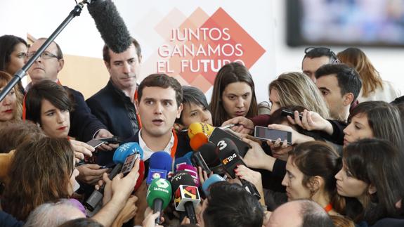 El presidente de Ciudadanos, Albert Rivera, atiende a los medios durante la IV Asamblea General del partido. 