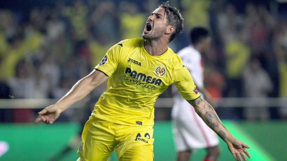 Alexandre Pato celebra un gol con el Villarreal. 