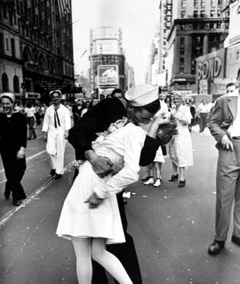 El más célebre. El beso el día de la Victoria, en Times Square, Nueva York, de Alfred Eisenstaedt.