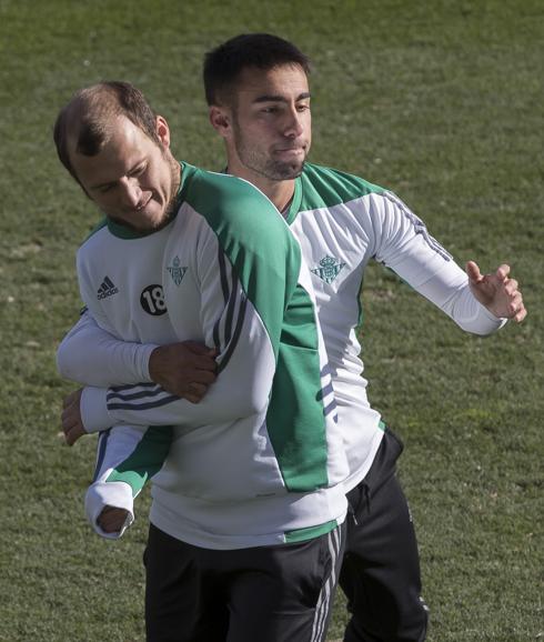 Zozulya, durante un entrenamiento con el Betis. 