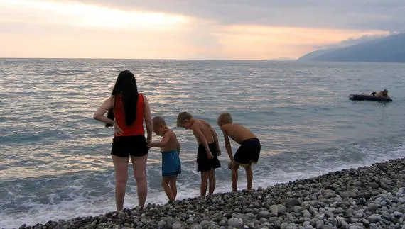 Turistas rusos pasan sus vacaciones en el mar Negro. 