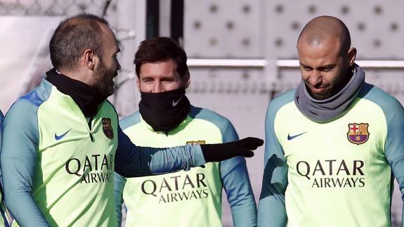 Mascherano, junto a Iniesta y Messi. 