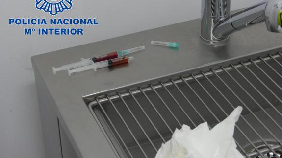 En el registro de la clínica encontraron sangre en jeringuillas sin refrigerar y vacunas caducadas.