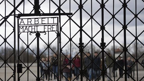 Inscripción nazi en el campo de exterminio de Dachau.