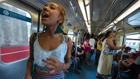 Un miembro de Poetas Ambulantes recita un poema en el metro. 