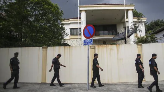 Policías malasios desplegados delante de la Embajada de Corea del Norte en Kuala Lumpur. 