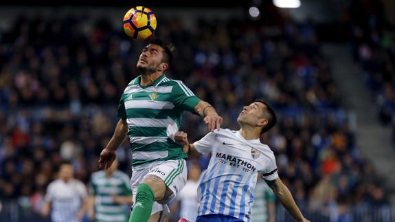 Tosca despeja una balón ante Charles. 