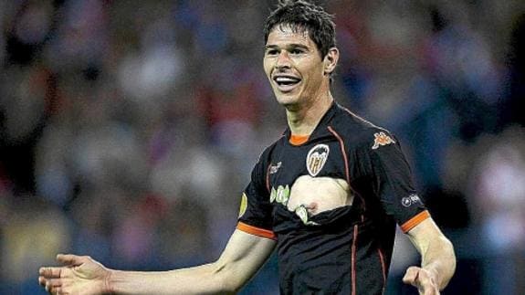 Nikola Zigic, con la camiseta rota por el agarrón, reclama el penalti no señalado a favor del Valencia en el Calderón. 