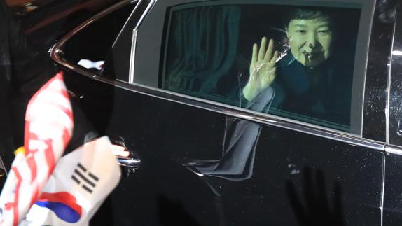 La expresidenta surcoreana Park Geun-hye abandona el palacio presidencial.