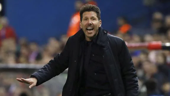 Simeone da indicaciones durante el encuentro ante el Leverkusen. 