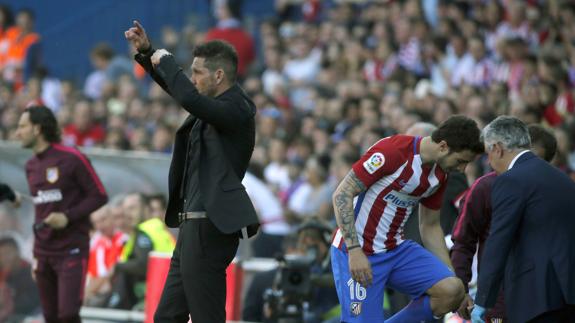 Momento en el que Vrsaljko se retira lesionado ante el Sevilla. 