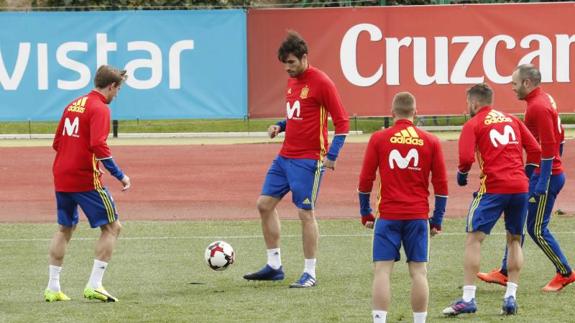 Javi Martínez, al fondo, y Gerard Deulofeu, el primero de espaldas, en un entrenamiento con España. 