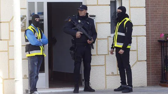 Tres marroquíes detenidos en Valencia y Barcelona por adoctrinamiento del Daesh