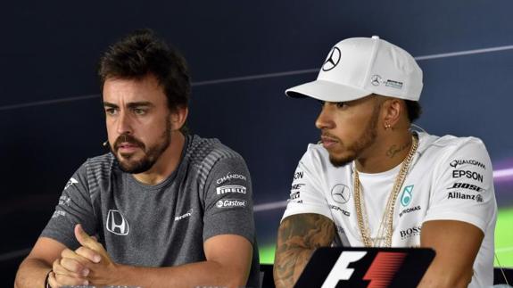 Fernando Alonso (i) y Lewis Hamilton. 