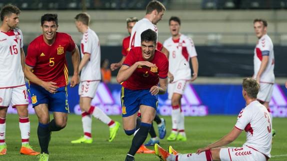 Merino (c) celebra el gol del empate. 