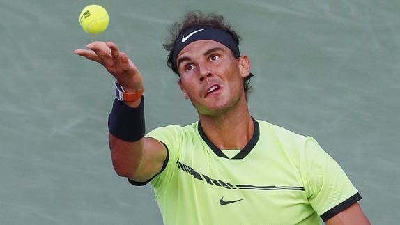 Nadal se prepara para sacar en Miami. 