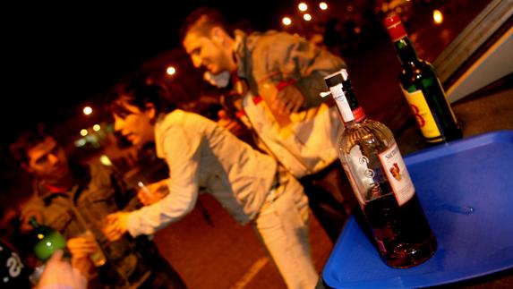 Unos jóvenes beben alcohol durante un 'macrobotellón'. 