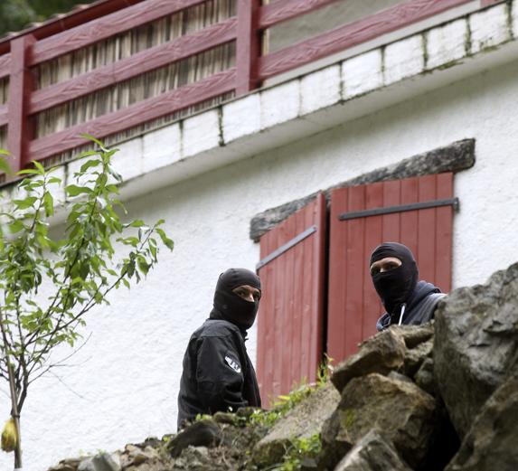 La policía francesa custodia una casa rural de Saint Etienne de Baigorri, en Francia, donde fueron detenidos miembros de ETA en 2015.