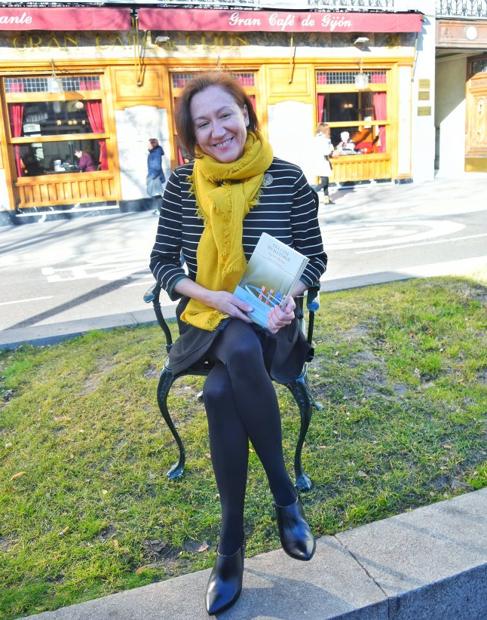 La escritora malagueña posa con su libro.