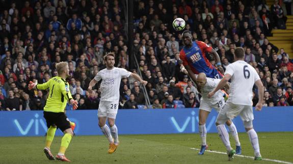 Benteke cabecea para marcar el 2-2. 