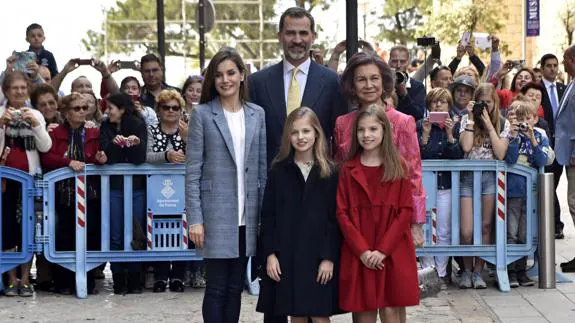 Los Reyes, sus hijas, la princesa Leonor y la infanta Sofía, y la Reina Sofía, durante su asistencia a la misa de Domingo de Resurrección en la Catedral de Mallorca. 